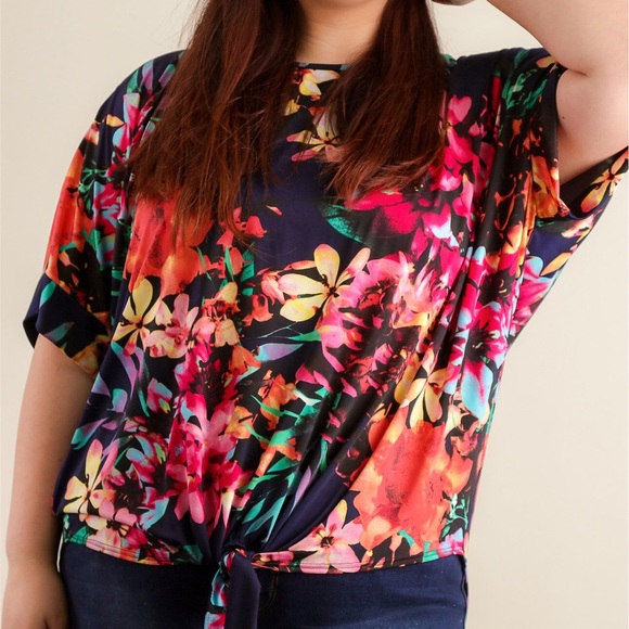 💚HOST PICK💚 PLUS SIZE Navy Floral Tie Hem Blouse - Picture 3 of 4